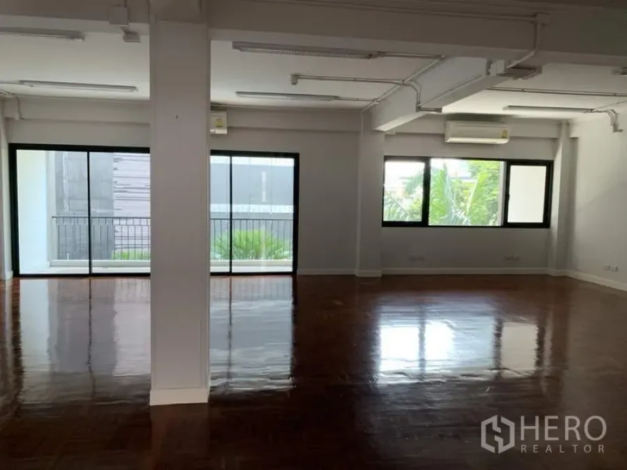 办公空间 出租在Watthana, Bangkok - 明亮的开放式办公室，抛光木地板，落地滑动门连通阳台，大面积采光窗。