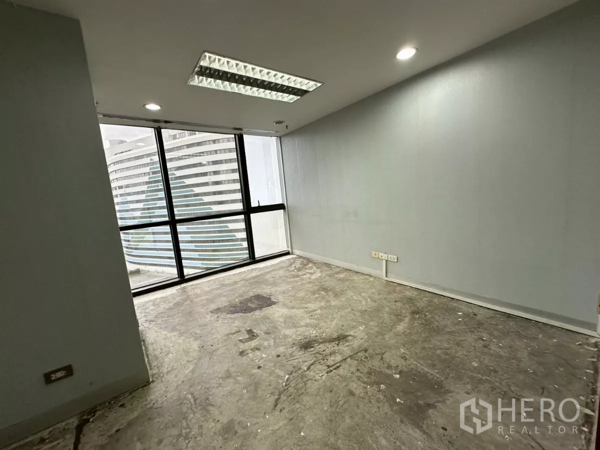 办公空间 出租在Khlong Toei, Bangkok - 采光良好的独立房间，落地窗对望弧形现代建筑。