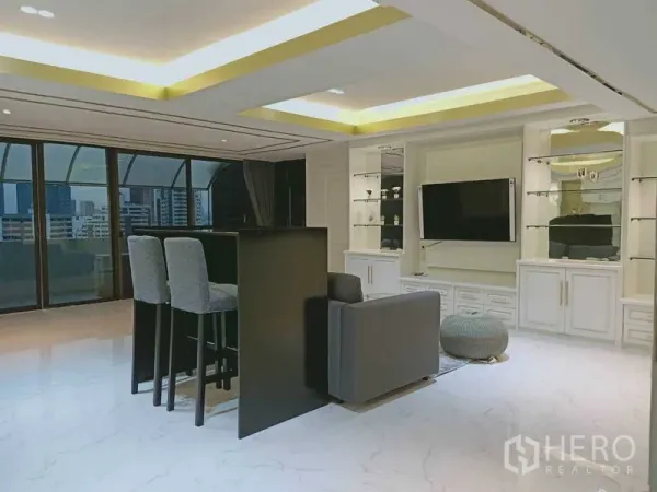 คอนโด for ในWatthana, Bangkok - ห้องนั่งเล่นพร้อมเคาน์เตอร์บาร์ ตู้บิวท์อิน และซุ้มกระจกโค้งริมระเบียง