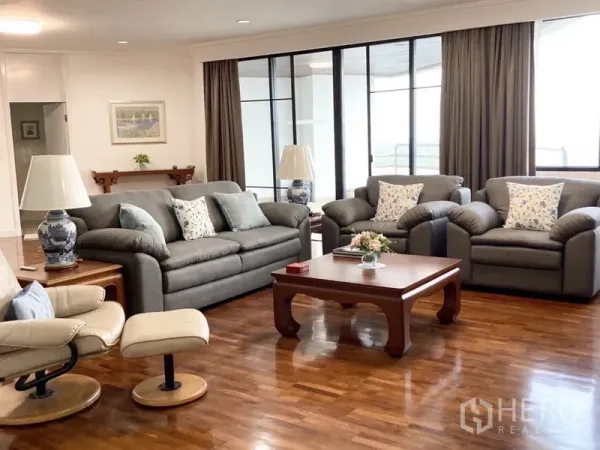 คอนโด ให้เช่าในYan Nawa, Bangkok - ห้องนั่งเล่นกว้าง โซฟาสีเทา พื้นไม้ และประตูกระจกออกระเบียง