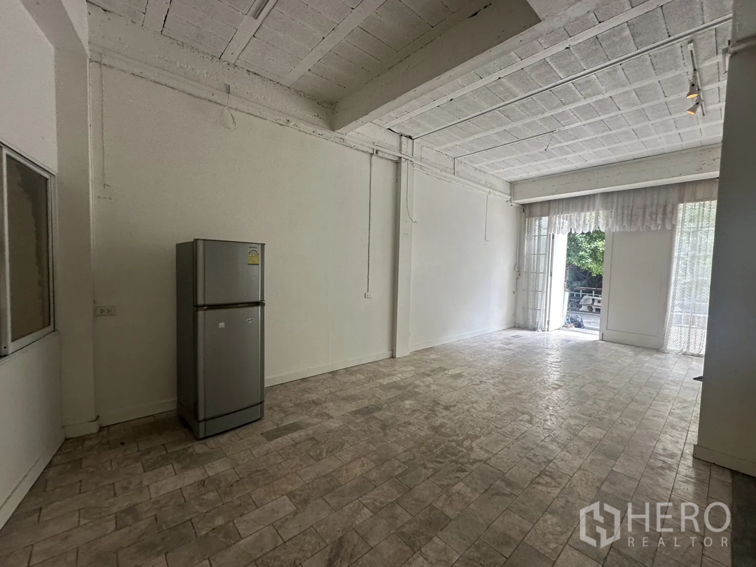 โฮมออฟฟิศ for rent in Watthana, Bangkok - พื้นที่ทำงานเพดานสูง แสงสว่างจากด้านหน้า มีตู้เย็น.