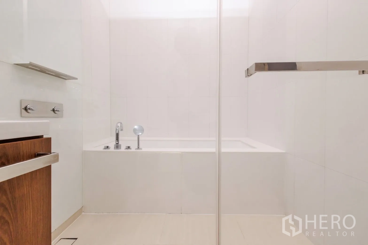 คอนโด for rent or sale in Pathum Wan, Bangkok - อ่างอาบน้ำบิวท์อินสีขาวคู่ผนังกระเบื้องเรียบ