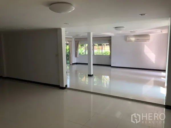 บ้าน ให้เช่าในSuan Luang, Bangkok - โถงรับแขกสว่าง มีหน้าต่างบานใหญ่ ประตูกระจกบานเลื่อน และเครื่องปรับอากาศ