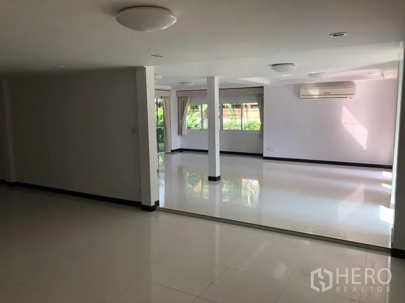 บ้าน ให้เช่าในSuan Luang, Bangkok - โถงรับแขกสว่าง มีหน้าต่างบานใหญ่ ประตูกระจกบานเลื่อน และเครื่องปรับอากาศ
