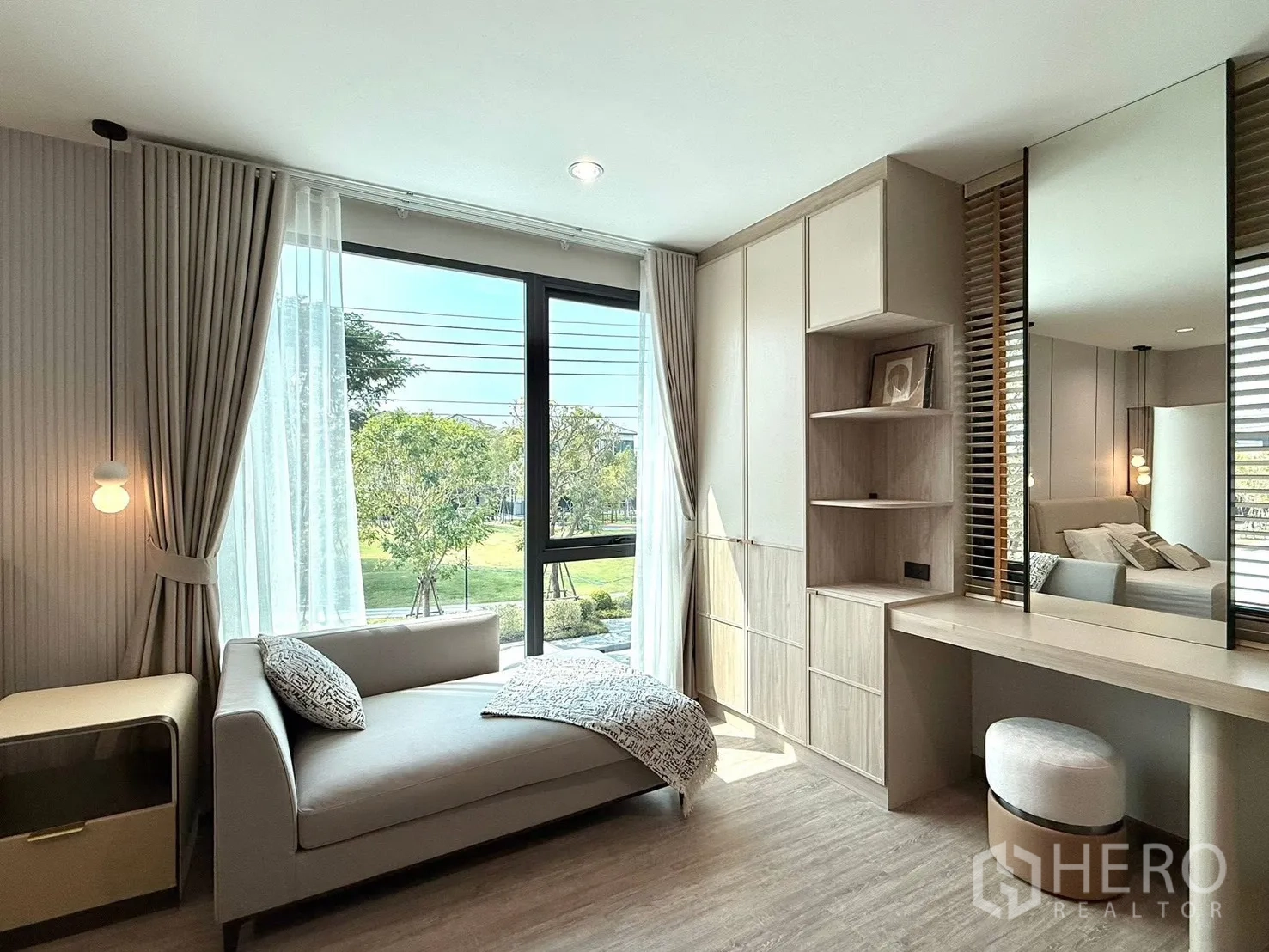 บ้านแฝด for rent in Bang Phli, Samut Prakan - มุมนั่งเล่นสไตล์เรียบหรู โซฟาเดย์เบด หน้าต่างเต็มบาน และโต๊ะเครื่องแป้ง