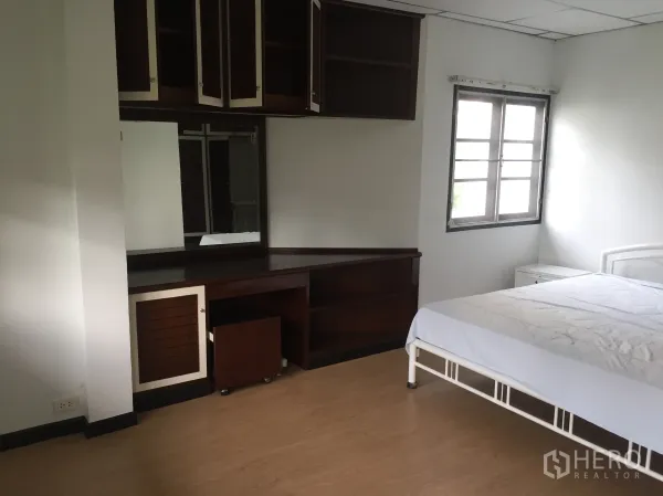 联排别墅 出租在Khlong Toei, Bangkok - 卧室一角设有内置梳妆台、镜子和上方储物柜。