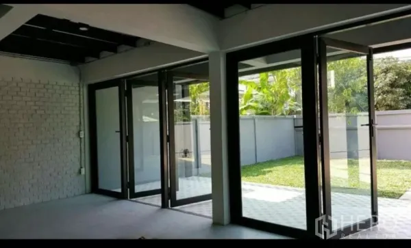 Home Office for rent in Lat Phrao, Bangkok - Open area with floor-to-ceiling sliding doors looking onto a private grass yard.