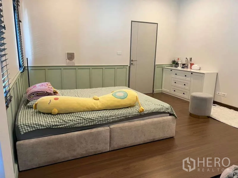 独立式住宅 出租在Bang Phli, Samut Prakan - 宽敞儿童房，软靠背床与内置矮柜