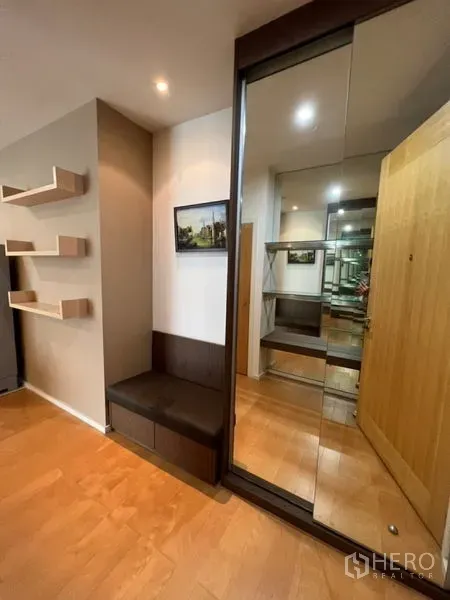 Condominium for rent in Chatuchak, Bangkok - Entry nook with mirrored wardrobe, bench seating and floating wall shelves