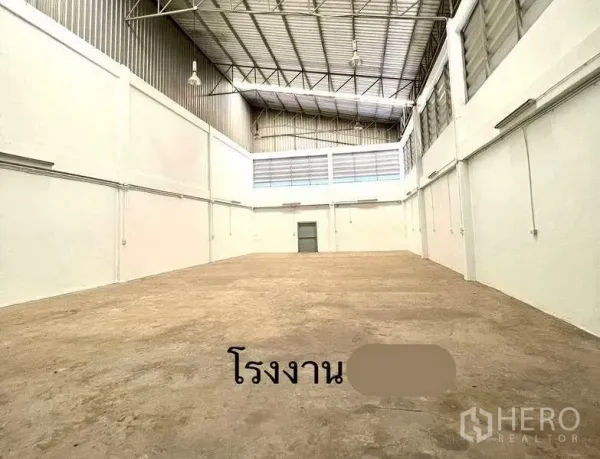 โรงงาน ให้เช่าหรือขายในMueang Samut Sakhon, Samut Sakhon - ฮอลล์โรงงานกว้าง เพดานทรัสเหล็กสูง ผนังสีขาวและพื้นคอนกรีต