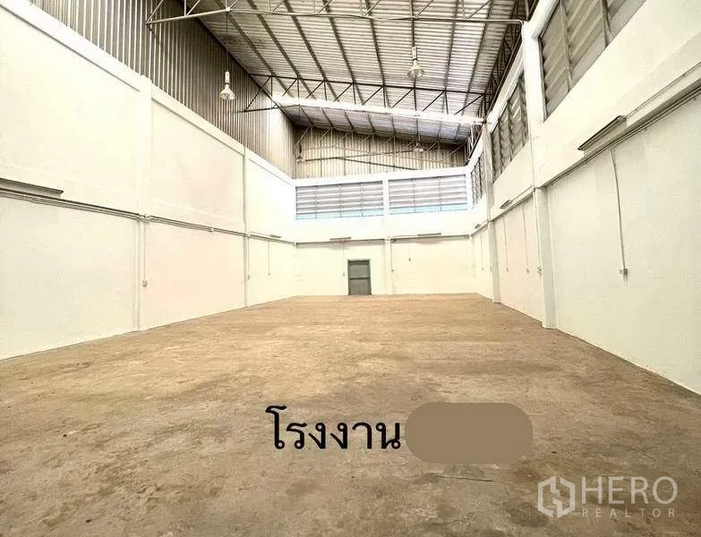 โรงงาน ให้เช่าหรือขายในMueang Samut Sakhon, Samut Sakhon - ฮอลล์โรงงานกว้าง เพดานทรัสเหล็กสูง ผนังสีขาวและพื้นคอนกรีต