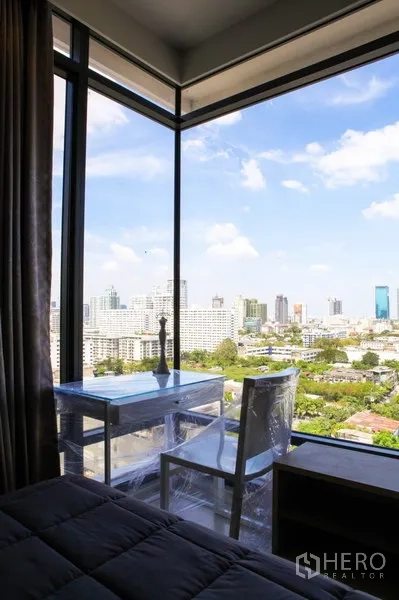 Condominium for rent in Watthana, Bangkok - Corner window with Bangkok skyline view and study desk near Thonglor.