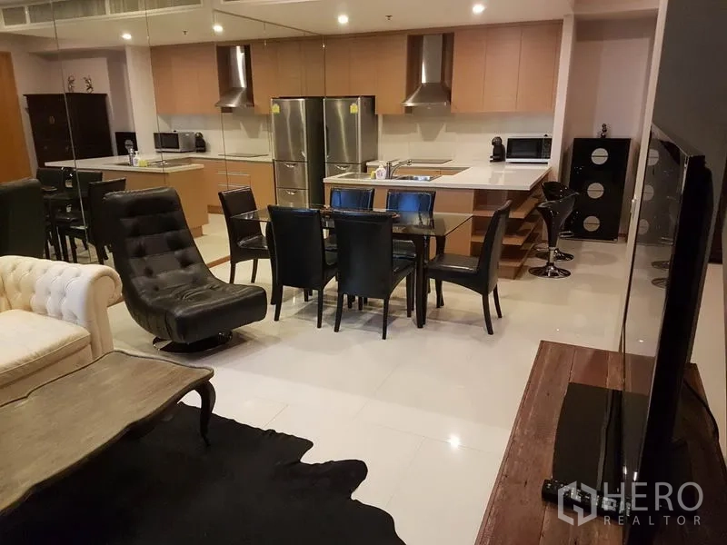 公寓 出租或出售在Khlong Toei, Bangkok - 开放式客餐厅，带中岛厨房和不锈钢冰箱的复式公寓。