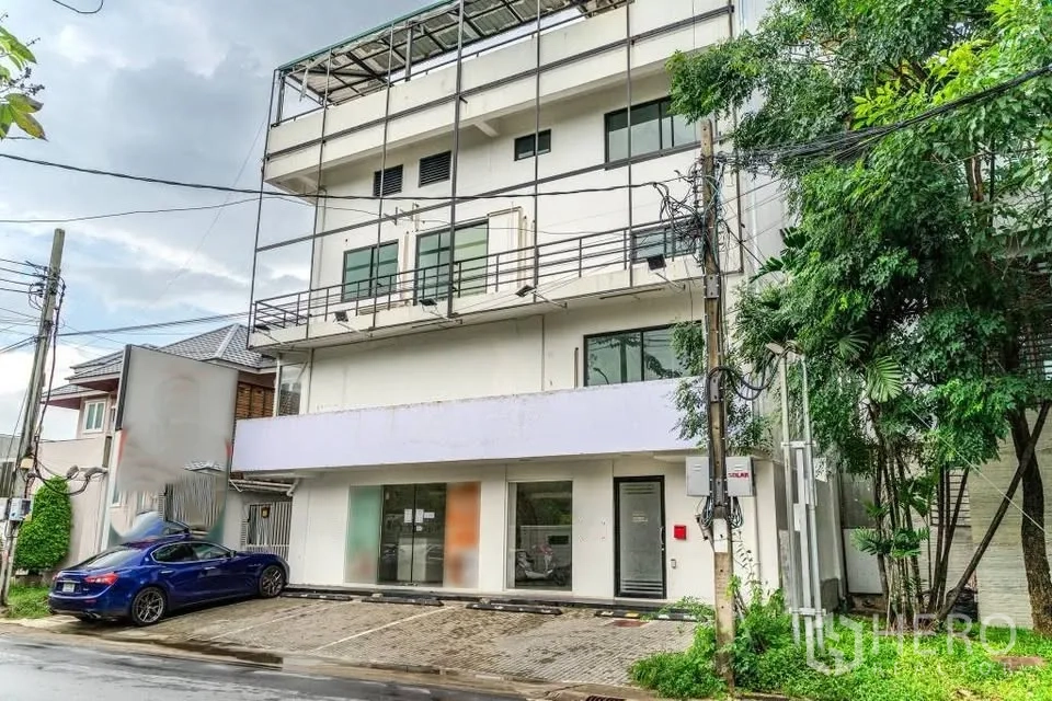 家庭办公室 for rent in Prawet, Bangkok - 多层建筑外观，正面为玻璃立面与前方空地。