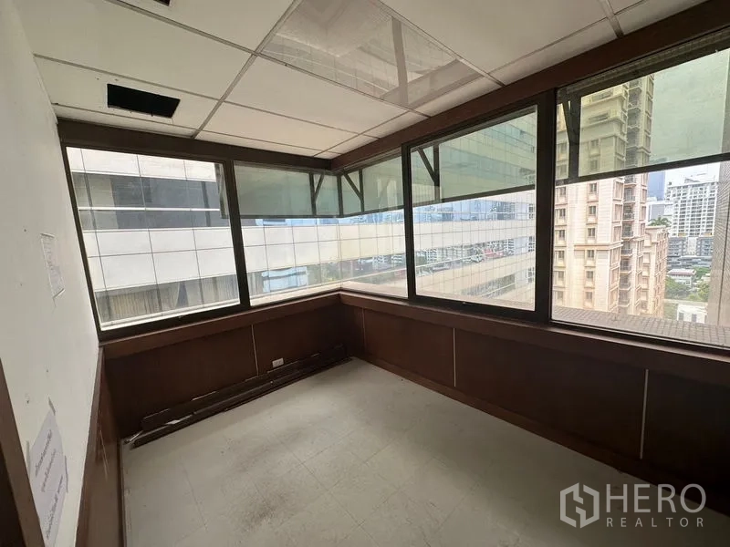 办公空间 出租在Watthana, Bangkok - 转角办公室，L形窗户环绕，眺望曼谷城市风光。