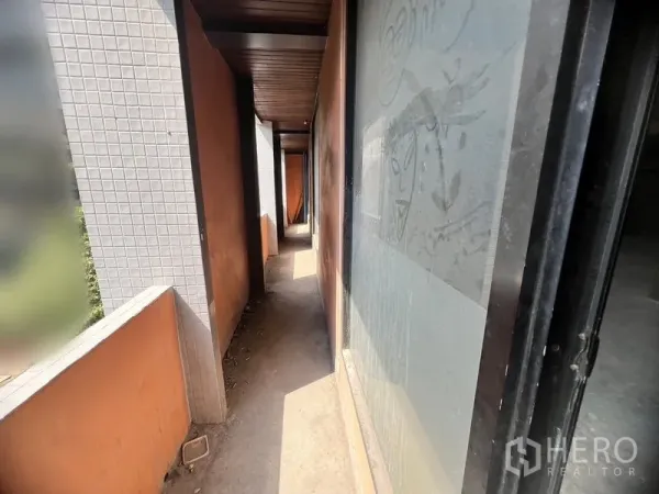 Retail Space for rent in Watthana, Bangkok - Narrow exterior walkway beside a glass storefront allowing natural light into the retail unit.