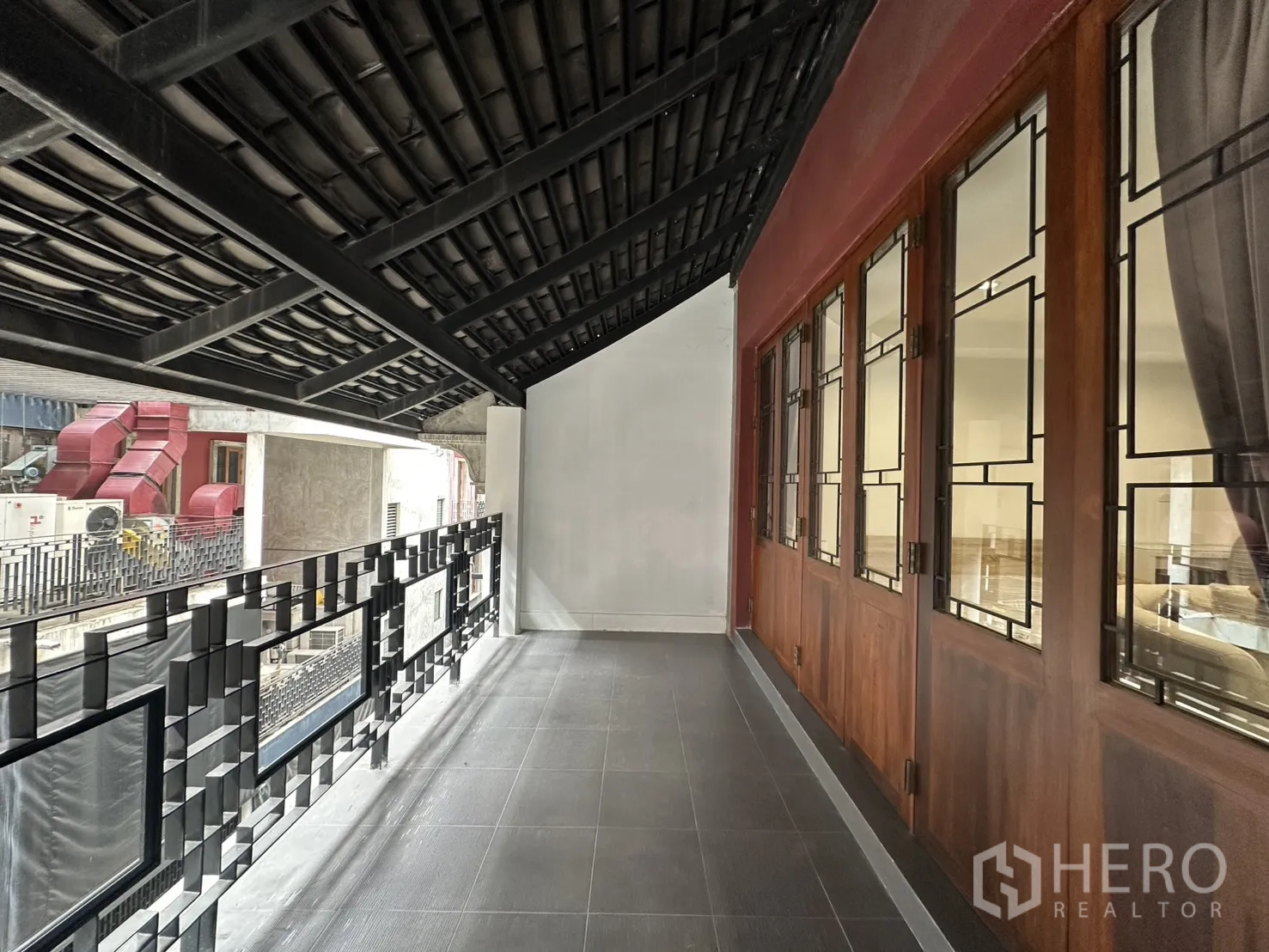 公寓 for rent in Pathum Wan, Bangkok - 长形带顶阳台，装饰金属栏杆与木框窗户。