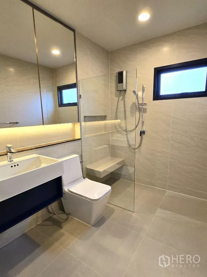 บ้าน ให้เช่าในBang Phli, Samut Prakan - ห้องน้ำพร้อมฝักบัวแบบวอล์กอิน มีที่นั่งอาบน้ำและกระจกไฟ