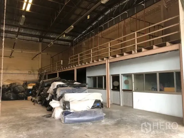 工厂 出售在Lam Luk Ka, Pathum Thani - 仓库夹层带护栏，下方为带窗的办公区