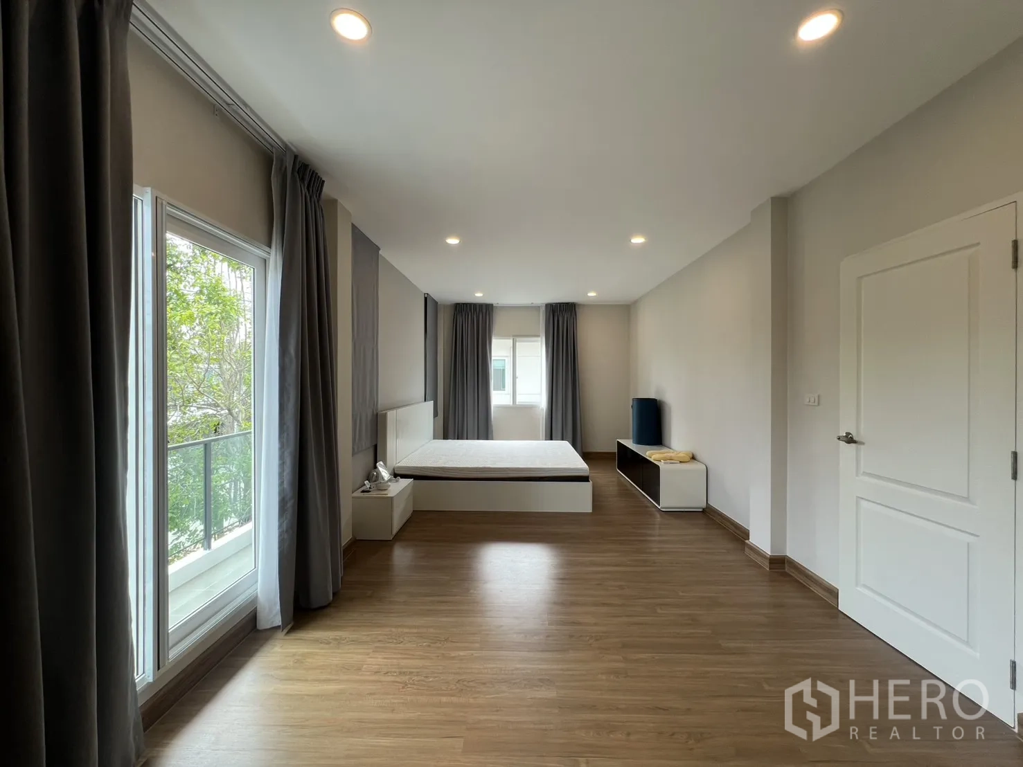 独栋房屋 for rent in Lat Krabang, Bangkok - 主卧望向阳台与室外绿意的视角。