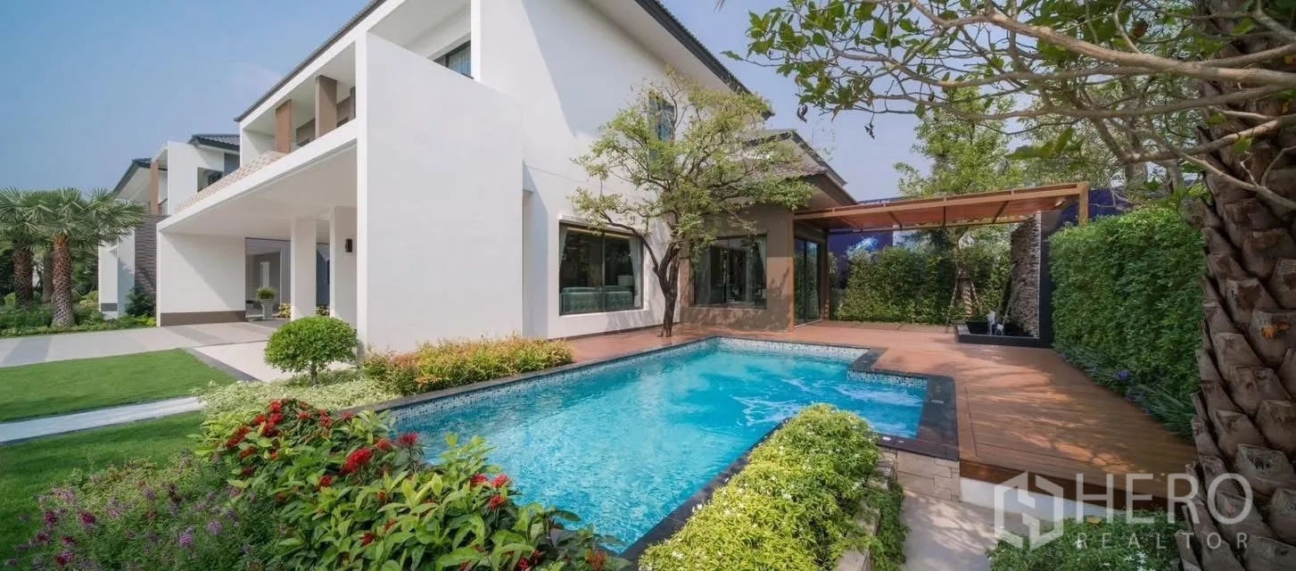 Detached House for rent in Prawet, Bangkok - Private swimming pool with wooden deck, landscaped garden and contemporary house facade