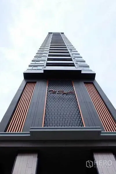 Condominium for rent or sale in Phaya Thai, Bangkok - Upward view of a sleek high-rise condominium exterior in Phaya Thai.