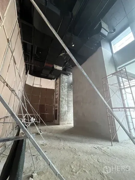 Retail Space for rent in Sathon, Bangkok - Shell-condition retail unit with high ceiling, scaffolding and exposed ducting in Sathon, Bangkok.