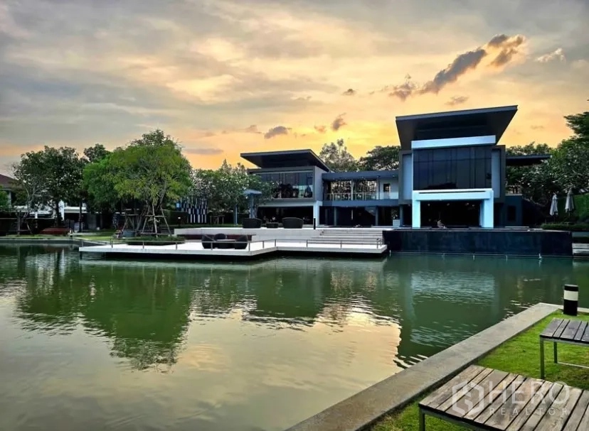 Detached House for rent in Bang Phli, Samut Prakan - Community clubhouse by the lake at sunset with boardwalk