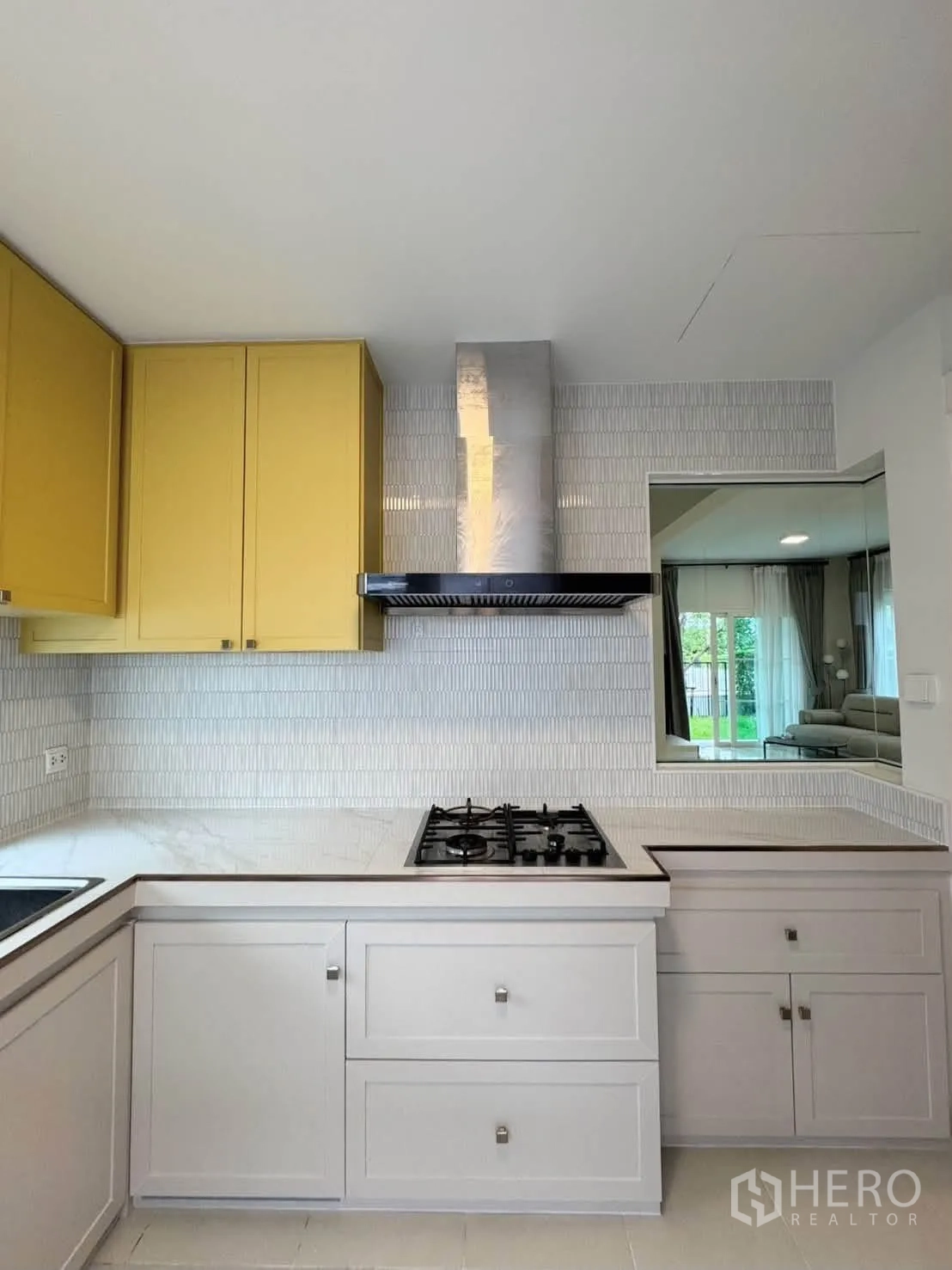 บ้านเดี่ยว for rent in Bang Phli, Samut Prakan - มุมครัวโชว์เตาแก๊ส เครื่องดูดควัน และช่องเสิร์ฟอาหาร