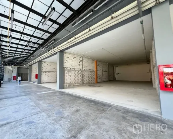 零售空间 出租 - 宽阔店面开口临有顶步行长廊，室内未装修，设有消防设施。