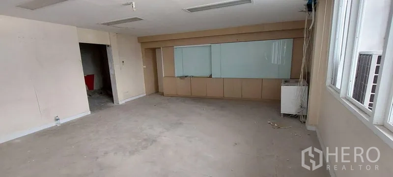 零售空间 出租 - 宽敞的开放式楼层，带窗户、顶灯与玻璃隔断，适合二次装修。