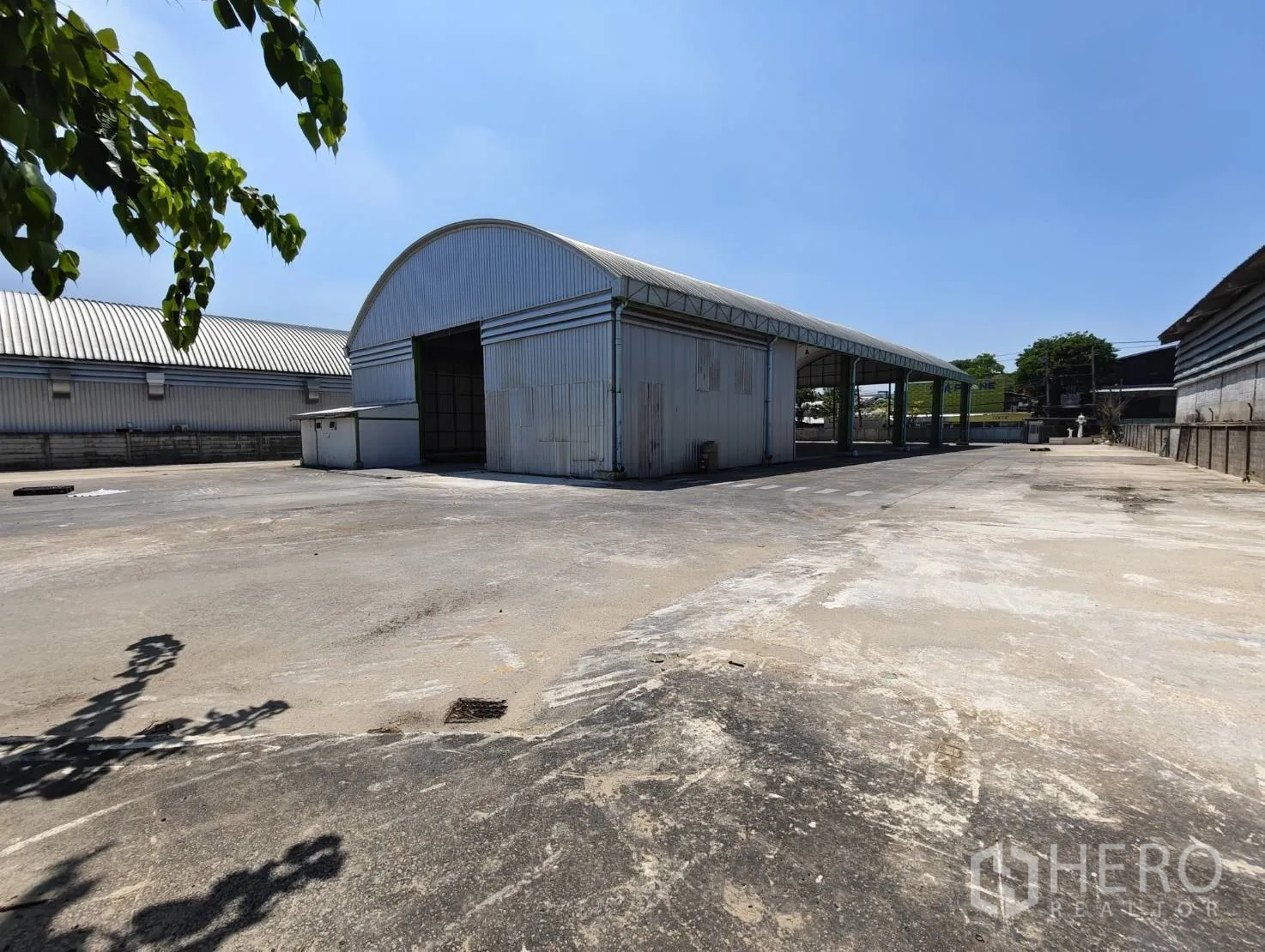 Warehouse for rent in Lak Si, Bangkok - Side view of the standalone warehouse with covered loading area and spacious hardstand.