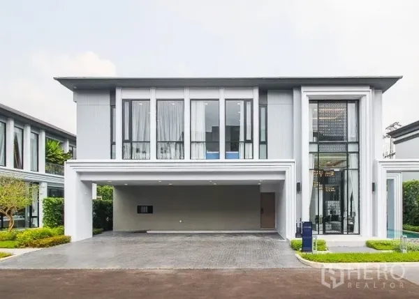 บ้าน ให้เช่าหรือขายในPrawet, Bangkok - ด้านหน้าบ้านสองชั้นร่วมสมัย โรงจอดรถกว้างและหน้าต่างสูง