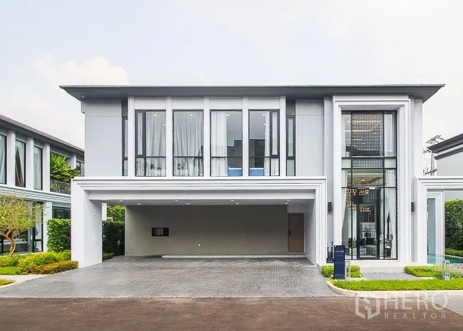 独立式住宅 出租或出售在Prawet, Bangkok - 当代两层住宅外观，宽敞车库与高窗