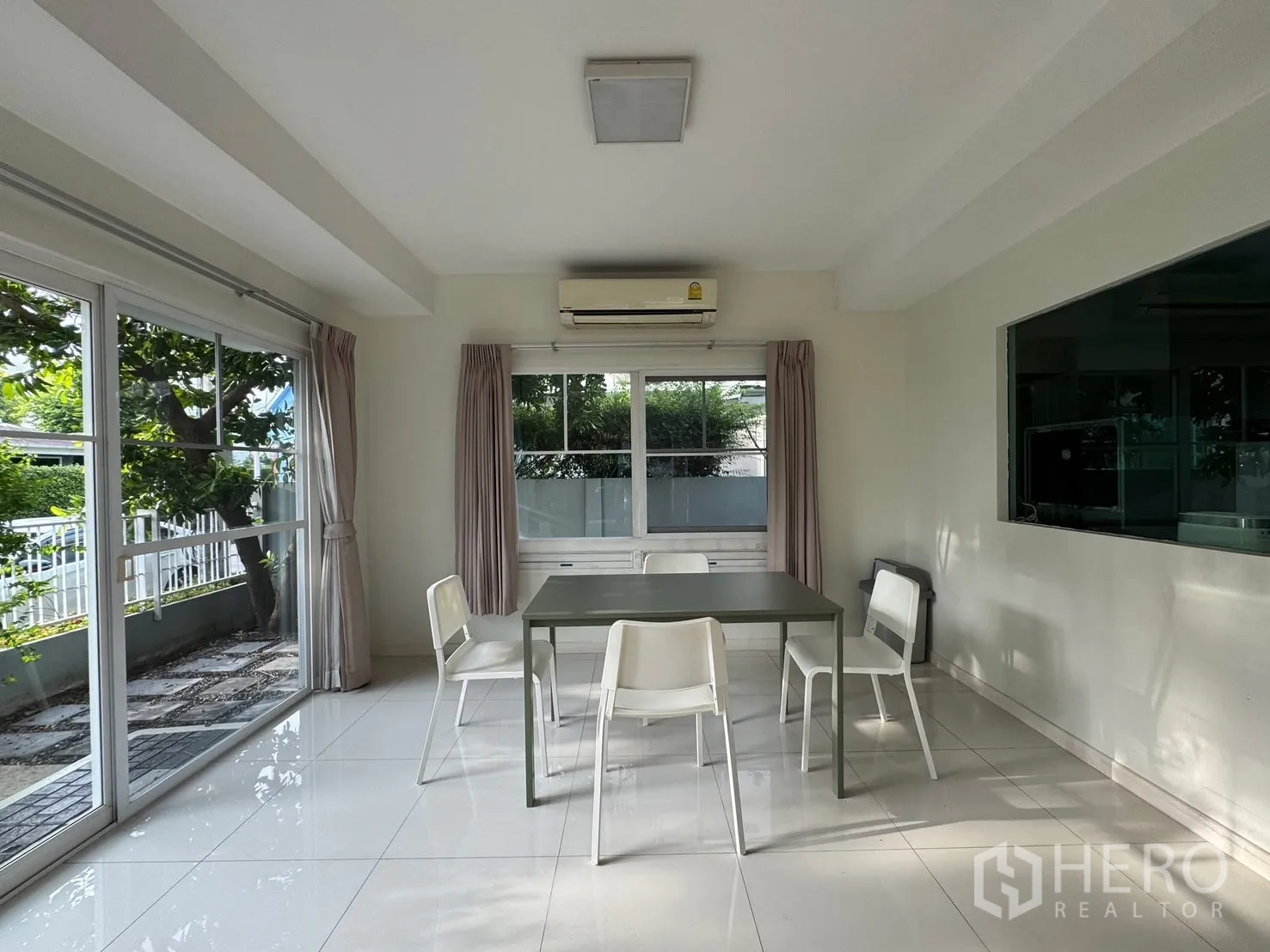 บ้านเดี่ยว for rent in Bang Phli, Samut Prakan - พื้นที่รับประทานอาหารสว่าง โปร่ง หน้าต่างบานใหญ่ โต๊ะและเก้าอี้