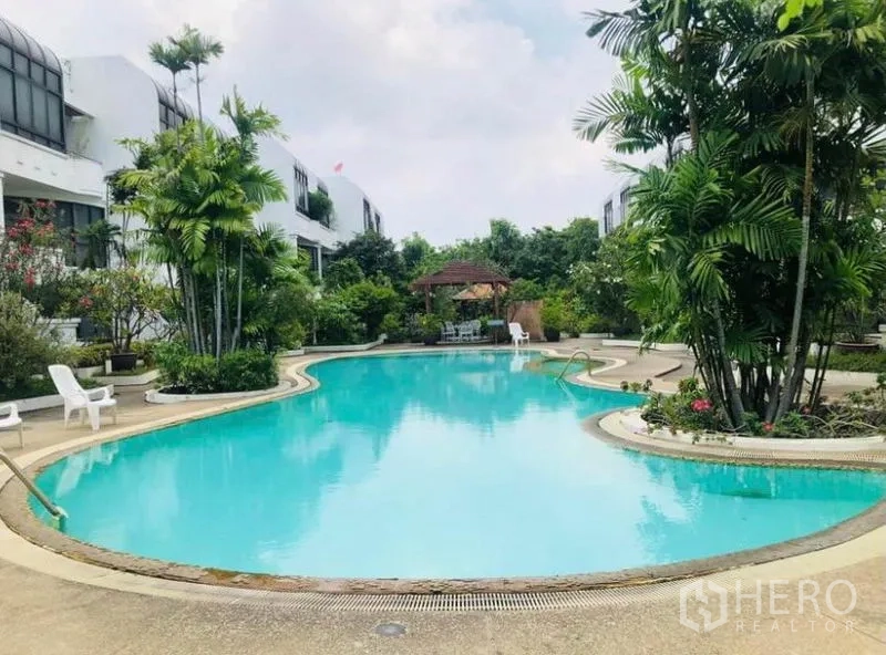 คอนโด ให้เช่าในPathum Wan, Bangkok - สระว่ายน้ำทรงฟรีฟอร์มสไตล์รีสอร์ต ศาลาพักผ่อน รายล้อมด้วยอาคารโลว์ไรส์และปาล์ม