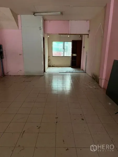 店屋 出租在Watthana, Bangkok - 一层临街商业空间，地面铺瓷砖，带隔断墙。