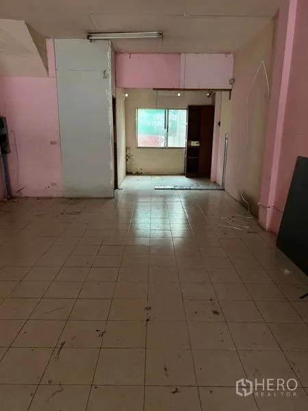 店屋 出租在Watthana, Bangkok - 一层临街商业空间，地面铺瓷砖，带隔断墙。