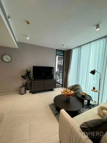 Condominium for rent in Bang Rak, Bangkok - Secondary bedroom with double bed, study desk and soft lighting