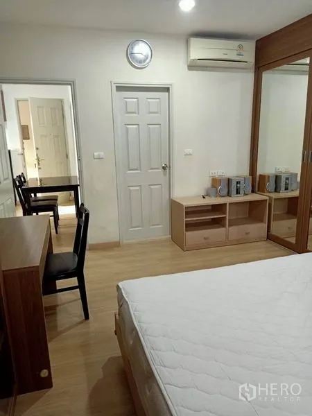公寓 出租在Bang Rak, Bangkok - 主卧朝门视角，含书桌、储物柜与空调。