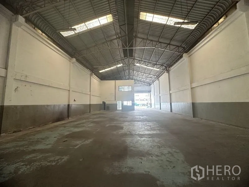 Factory for rent in Khlong Luang, Pathum Thani - Clear-span warehouse looking toward the front roller door and internal office.