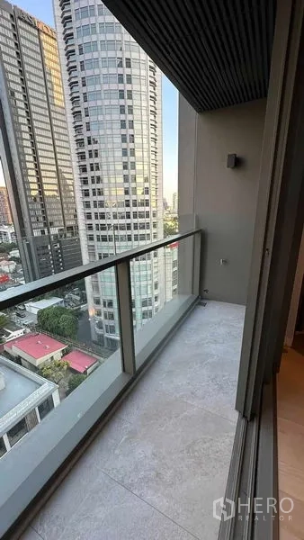 公寓 出售 - 私人大阳台，玻璃栏杆俯瞰通罗高楼。