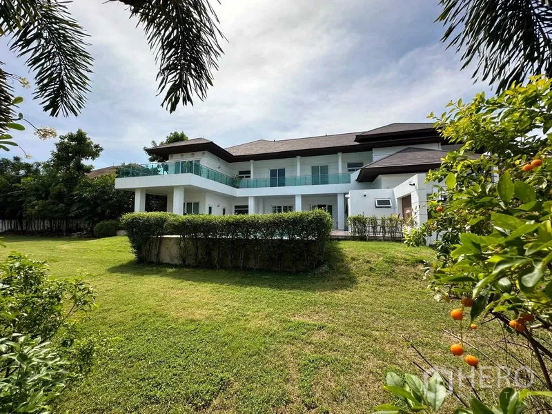 Detached House for rent or sale in Bang Phli, Samut Prakan - Rear elevation of the villa with large garden and tropical trees
