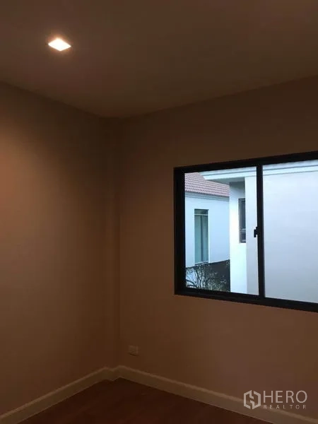 独立式住宅 出售在Pak Kret, Nonthaburi - 卧室一角，窗户与木地板