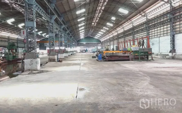 Factory for rent or sale in Bang Phli, Samut Prakan - Factory floor with machinery lines and high clear-span roof.