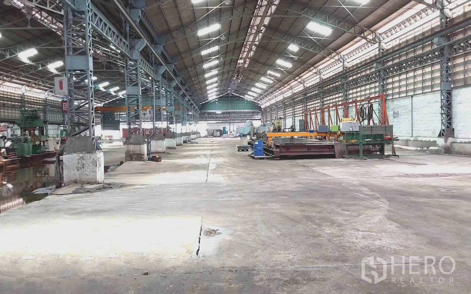 Factory for rent or sale in Bang Phli, Samut Prakan - Factory floor with machinery lines and high clear-span roof.