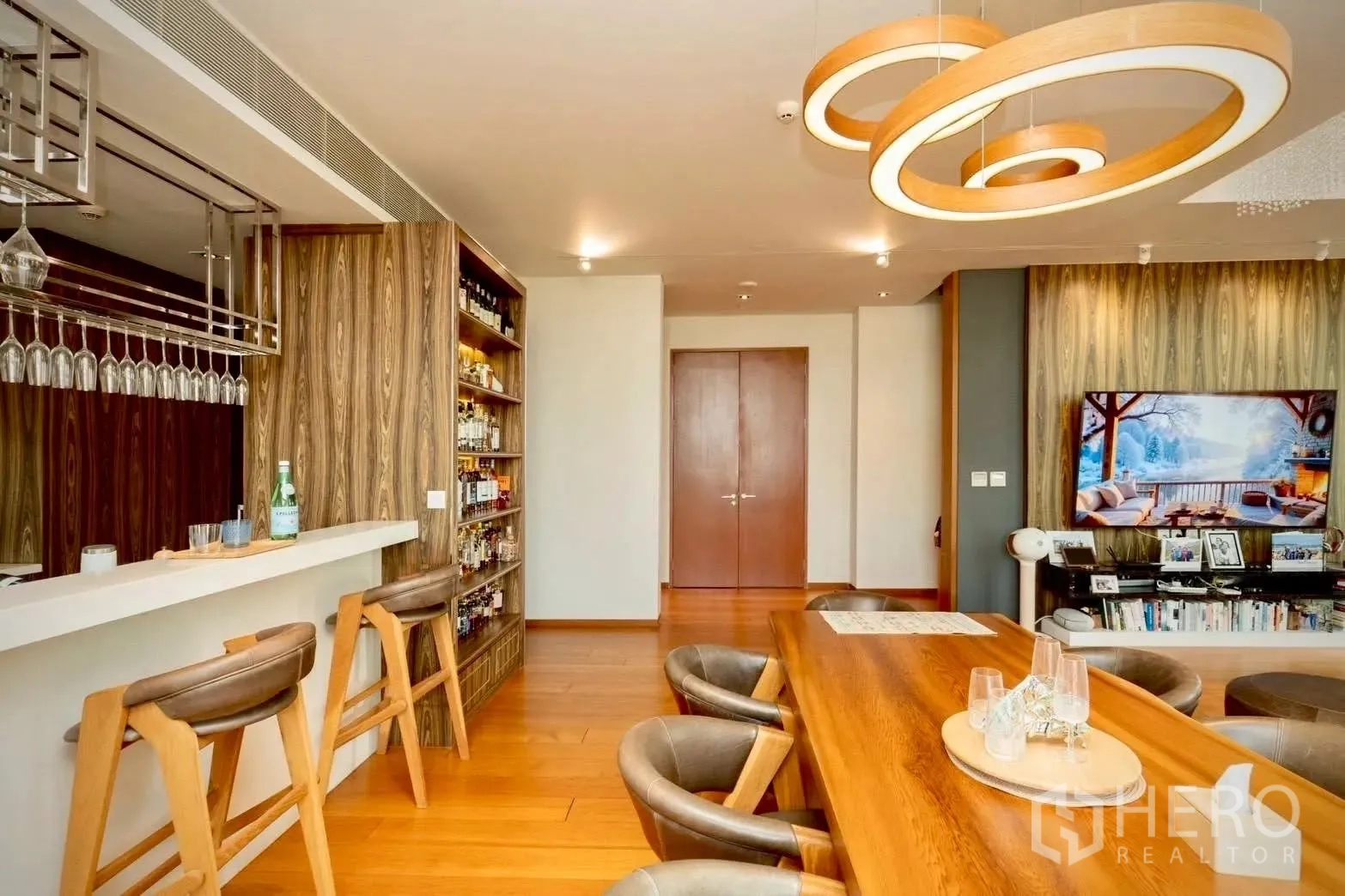 公寓 for sale in Sathon, Bangkok - 娱乐吧台区设吧台、酒架、吧椅与餐桌。