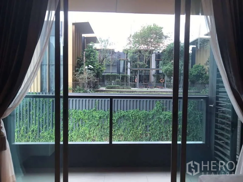 คอนโด ให้เช่าในKhlong Toei, Bangkok - มุมมองจากระเบียงเห็นคอร์ทยาร์ดสีเขียวและอาคารโลว์ไรส์สไตล์โมเดิร์น