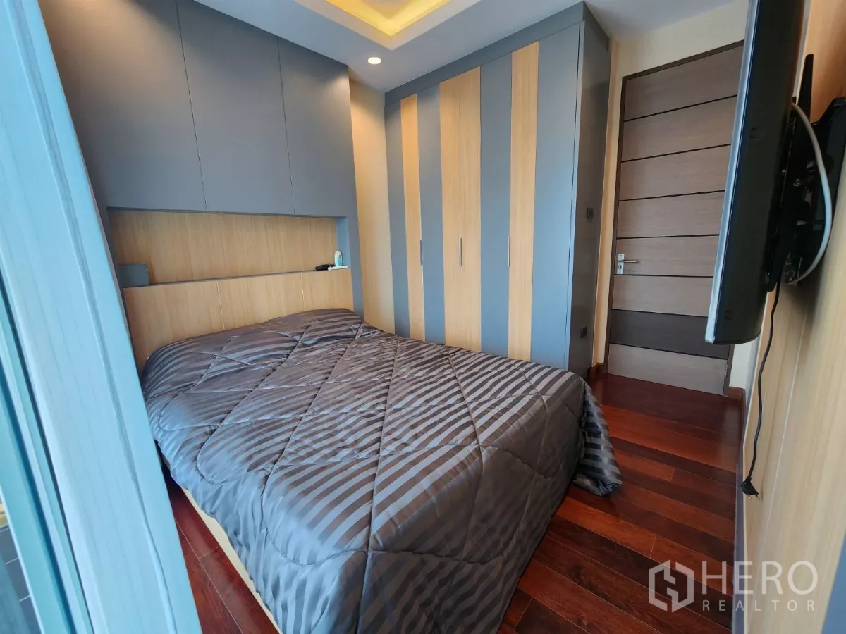 Detached House for rent or sale in Chatuchak, Bangkok - Compact bedroom with built-in wardrobes and balcony access.