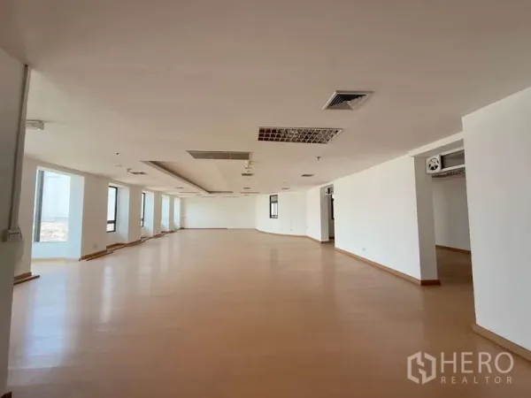 办公空间 出租在Chatuchak, Bangkok - 全景式开放办公区，成排窗户与中部吊顶。